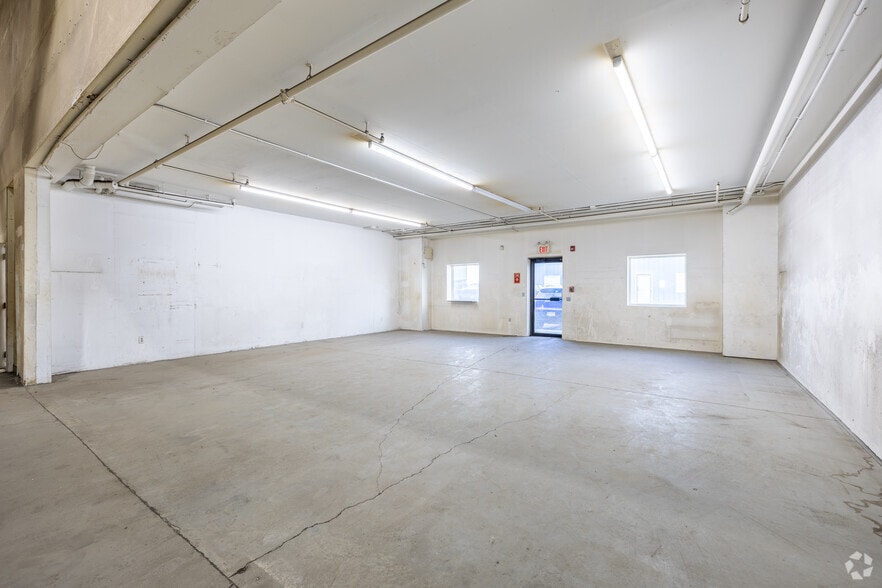 More Photos Of 8800 Venture Av SE, Calgary Warehouse For Lease