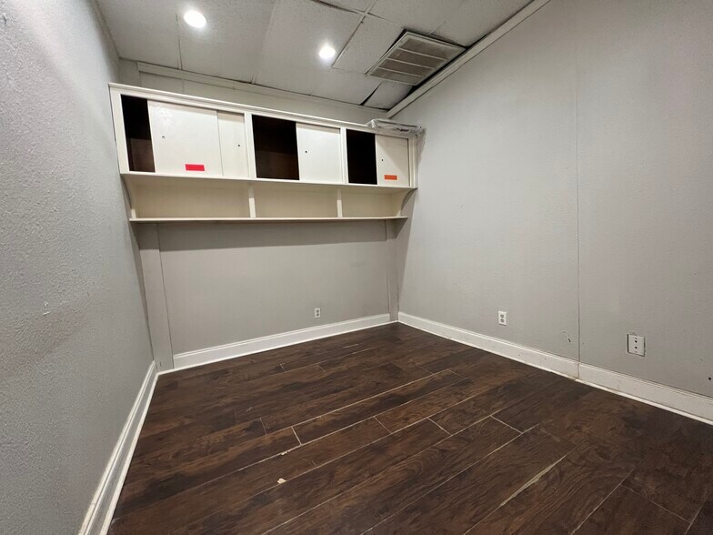 More Photos Of 1701 N Elm St, Denton Office For Sale