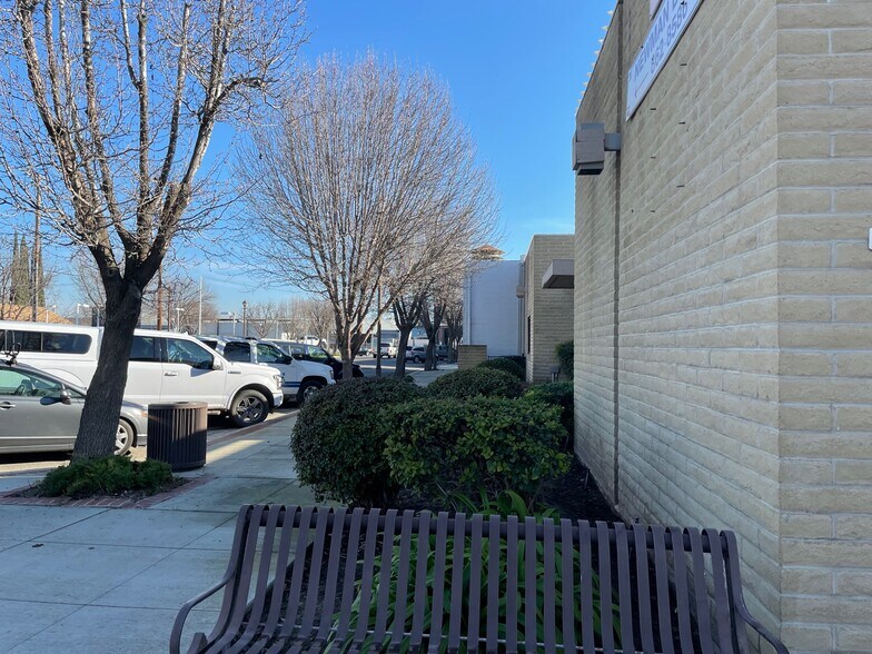 More Photos Of 990 Tulare St, Newman Office For Lease