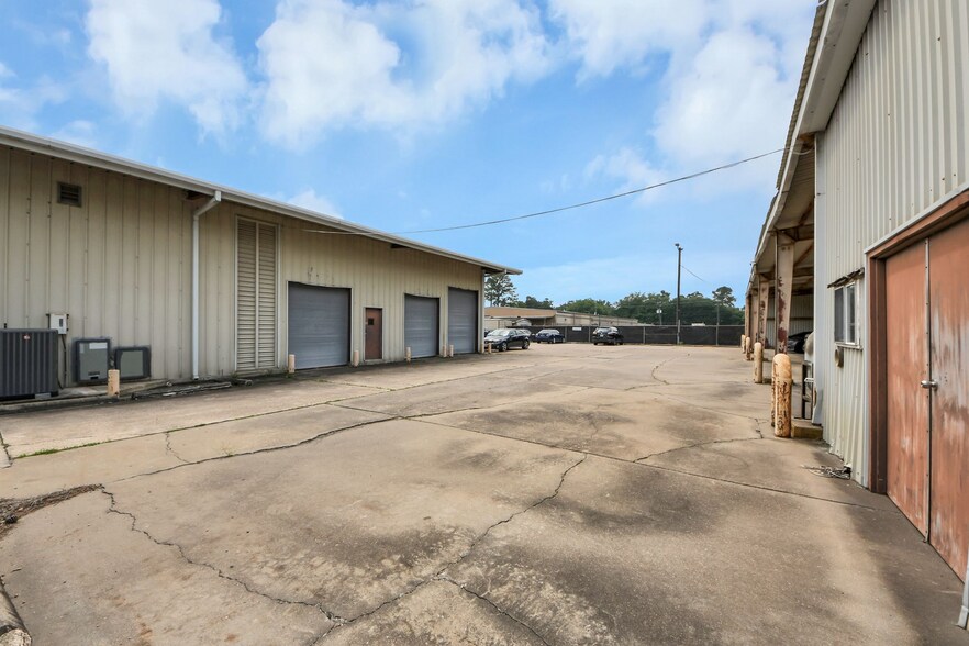 More Photos Of 10814 Woodedge Dr, Houston Warehouse For Sale