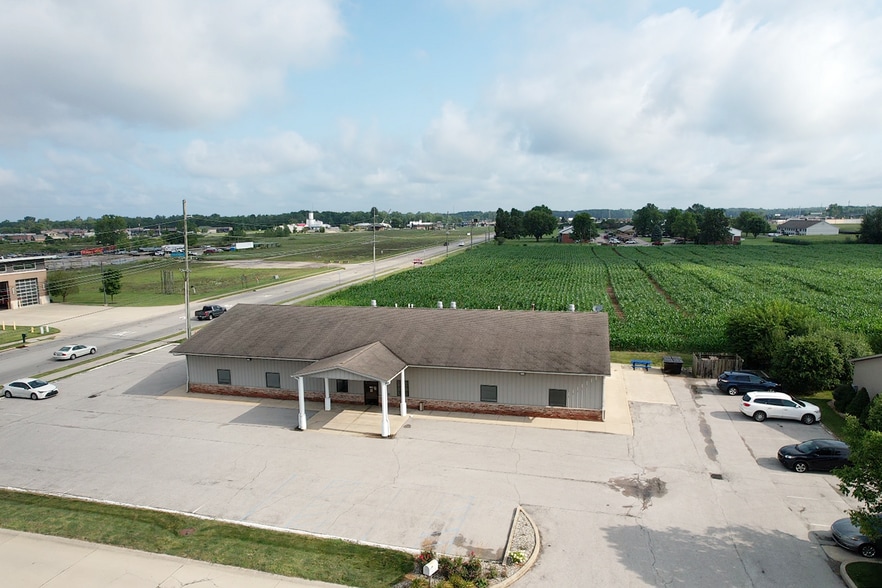Primary Photo Of 2500 Parkway Dr, Shelbyville Medical For Sale