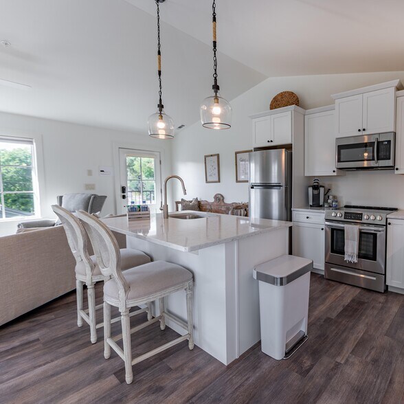 More Photos Of 118 Oak Crescent Cir, Clayton Hotel For Sale