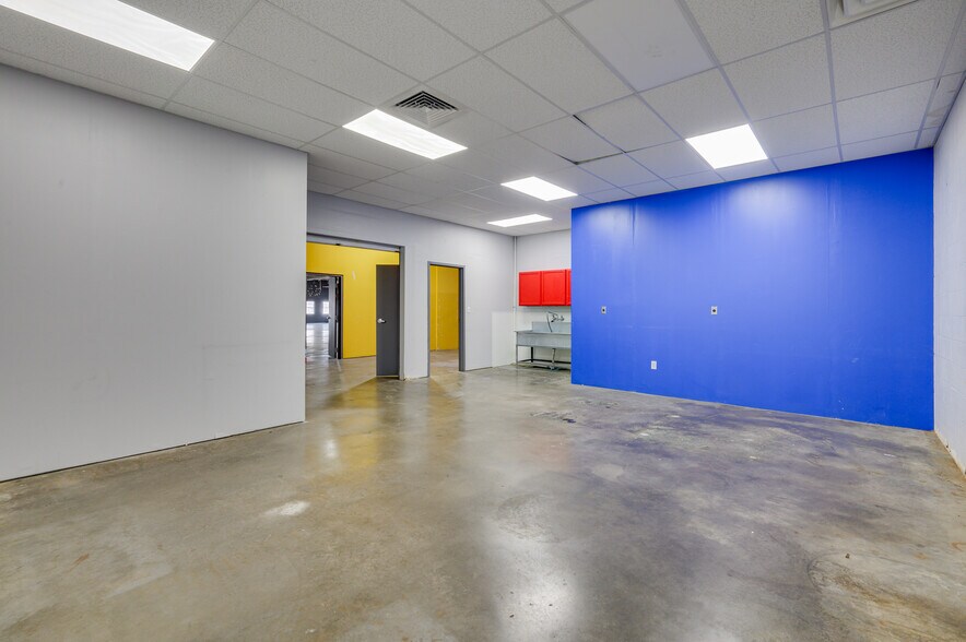 More Photos Of 3300 Lawnwood St, Fort Worth Warehouse For Sale