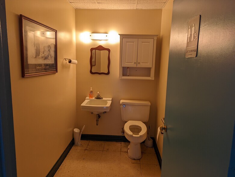 More Photos Of 2608 E Highway 76, Marion General Retail For Sale