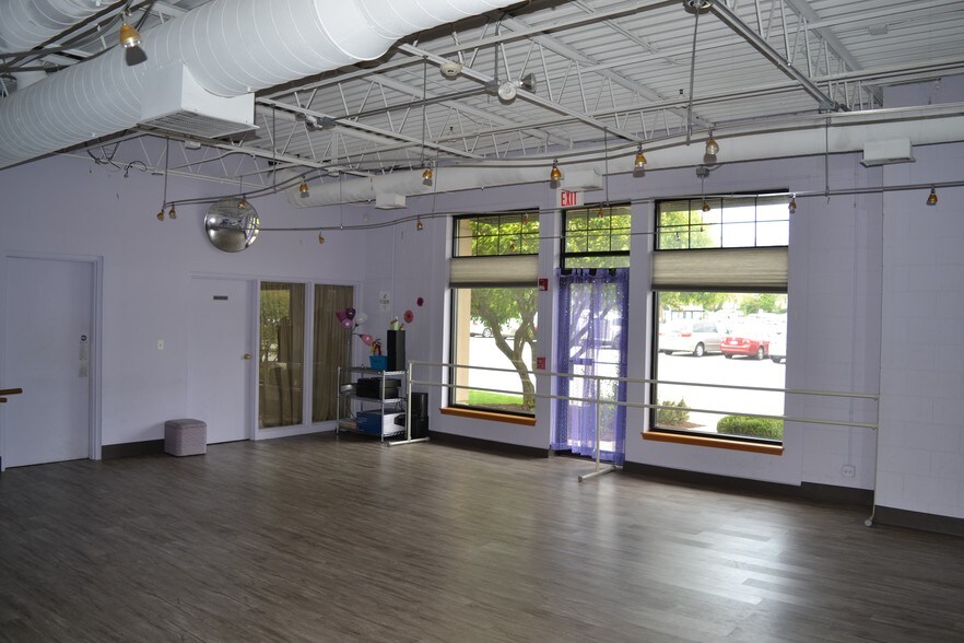 More Photos Of 301 W Railroad Ave, Bartlett General Retail For Sale