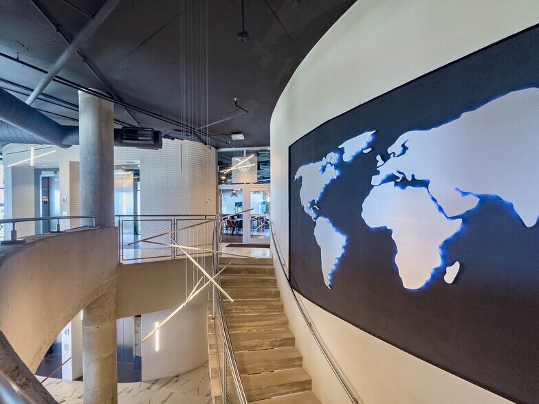 More Photos Of 2420 NE Miami Gardens Dr, Miami Office For Lease