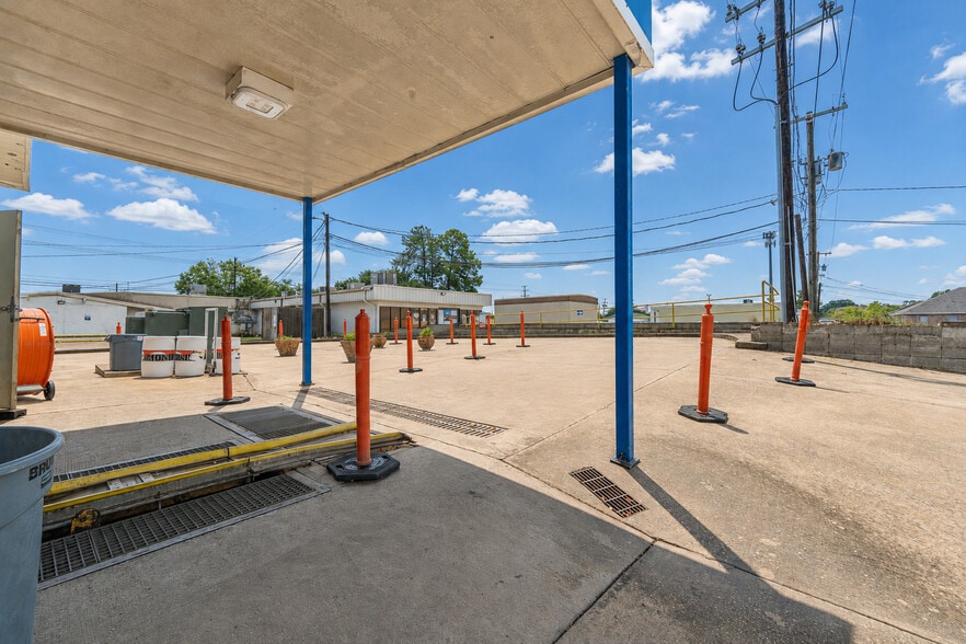 More Photos Of 1308 Windsor Pl, Alexandria Carwash For Sale