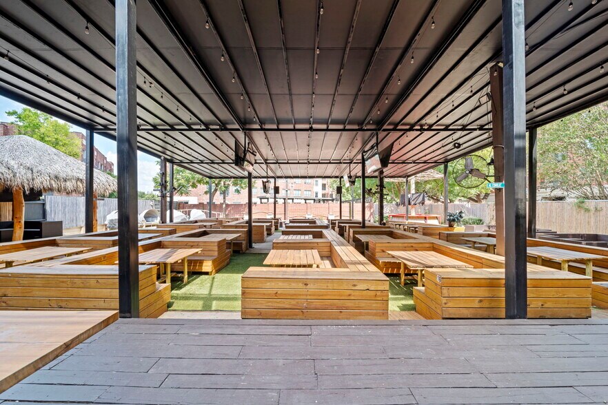 More Photos Of 1916 Baldwin St, Houston Bar For Sale