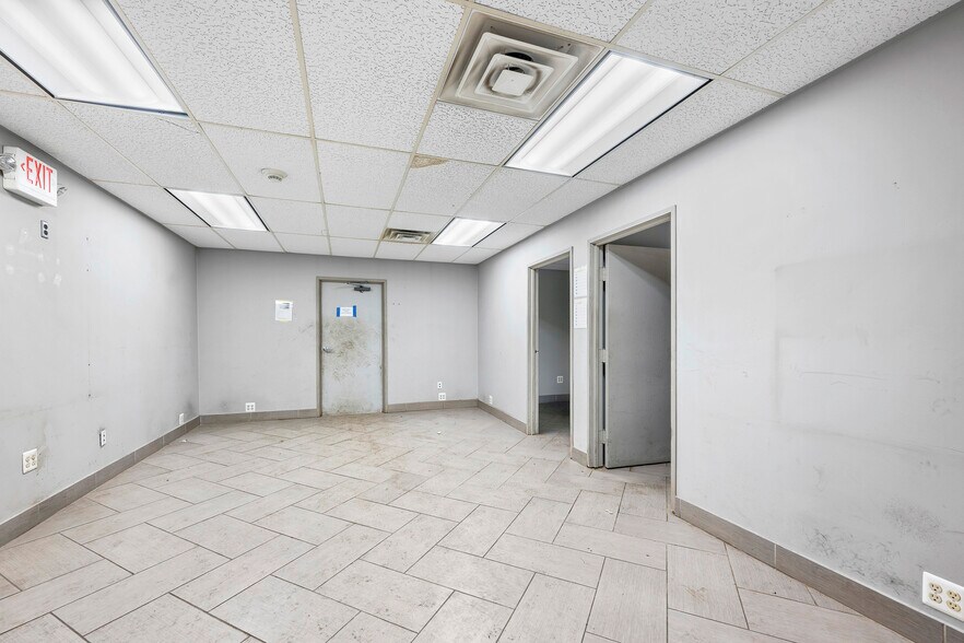 More Photos Of 2727 S Beech Daly Rd, Dearborn Heights Warehouse For Lease