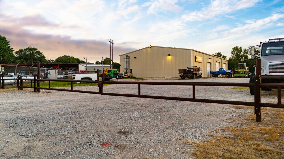 More Photos Of 919 S Roland St, Bristow Distribution For Sale