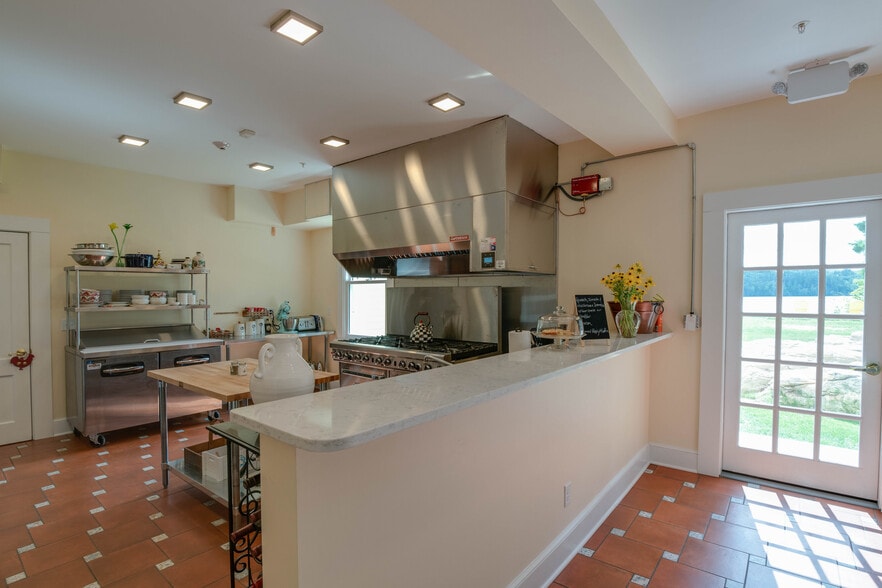 More Photos Of 615 Laurel St, Lee Hospitality For Sale