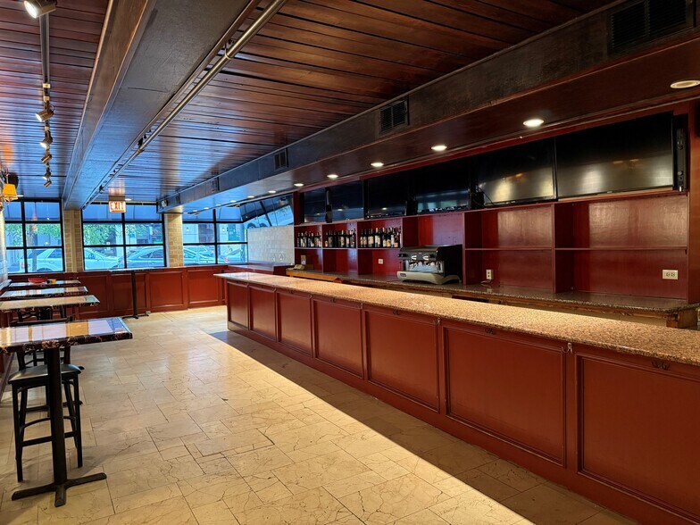 More Photos Of 737-739 N La Salle Dr, Chicago Storefront Retail Office For Lease