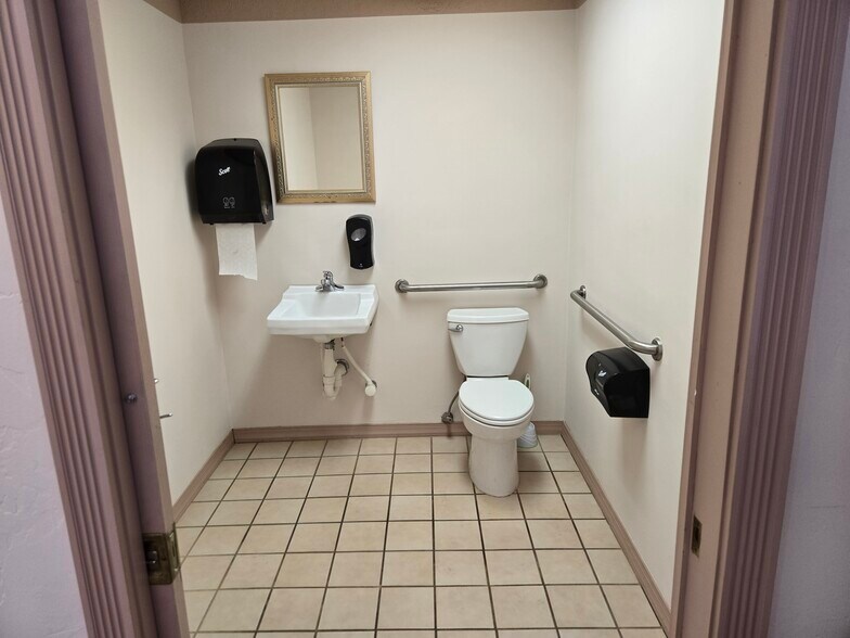 More Photos Of 318 W Highland St, Shawnee Office For Sale
