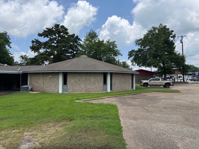 More Photos Of 1208 S Chestnut St, Lufkin Showroom For Sale