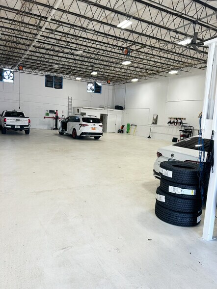 More Photos Of 208-220 NW 1st Ave, Hallandale Service For Lease