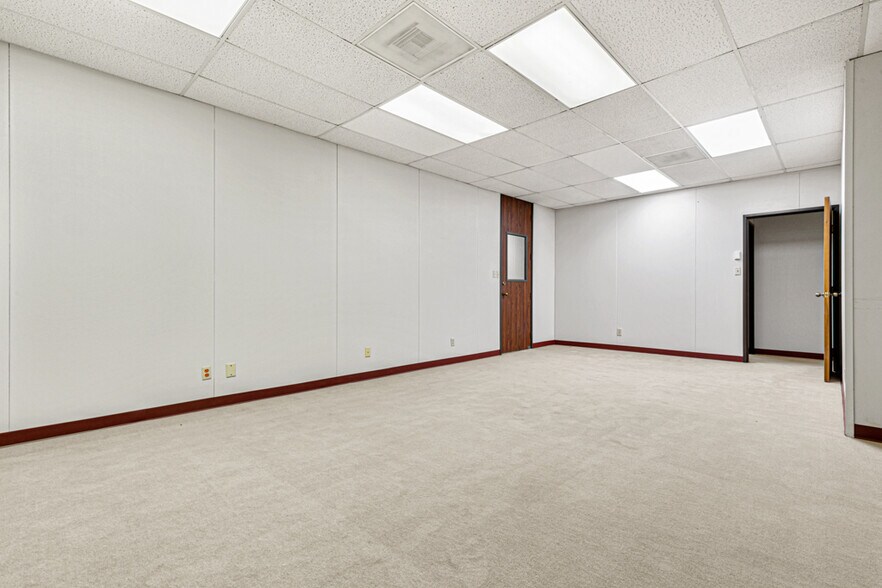More Photos Of 1301 Northwest Hwy, Garland Office For Sale