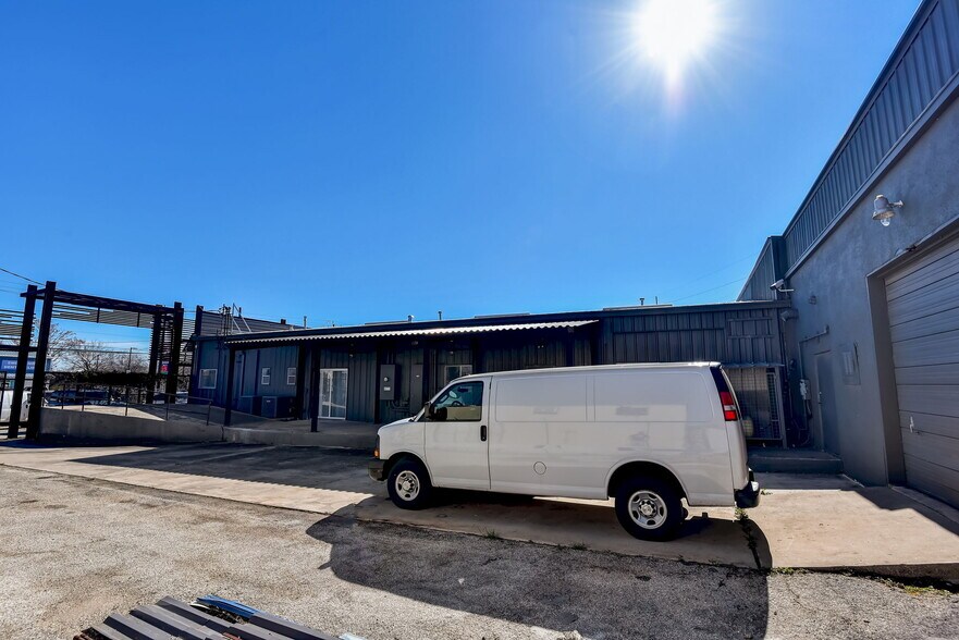 More Photos Of 4803 West Ave, San Antonio Showroom For Lease