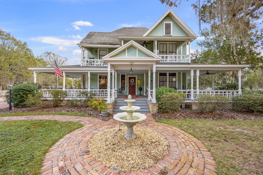 Primary Photo Of 205 SE 7th St, Gainesville Hotel For Sale