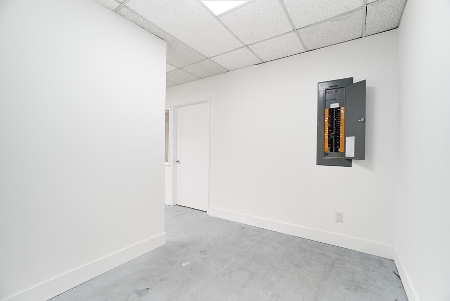 More Photos Of 15013-15019 Califa St, Van Nuys Manufacturing For Lease