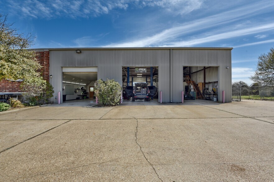 More Photos Of 2770 Osborn Ln, Bryan Showroom For Sale