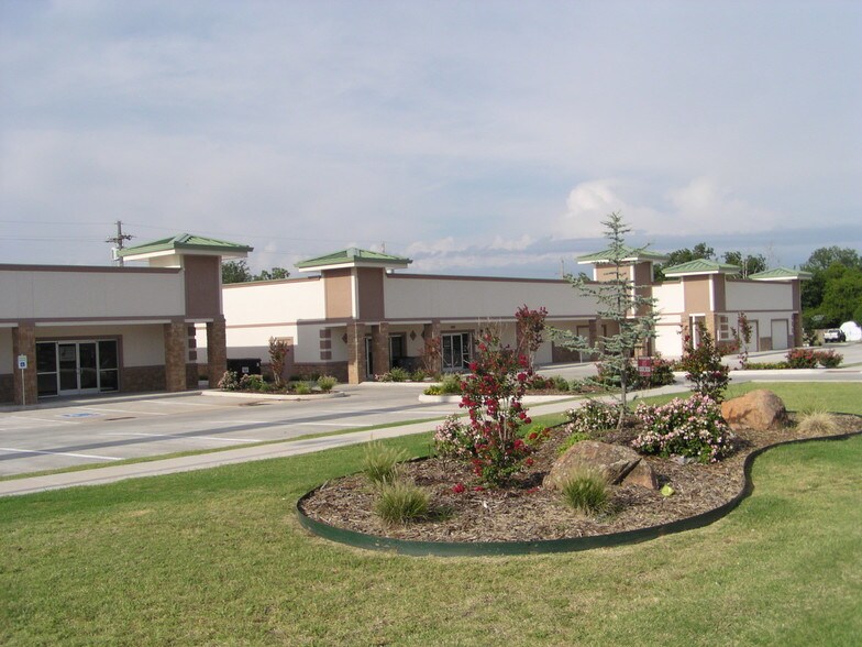 More Photos Of 1106-1108 SW B Ave, Lawton Storefront Retail Office For Lease