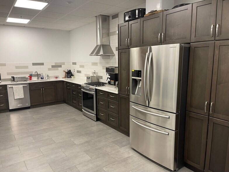 More Photos Of 14165-14185 162 Ave NW, Edmonton Showroom For Sale