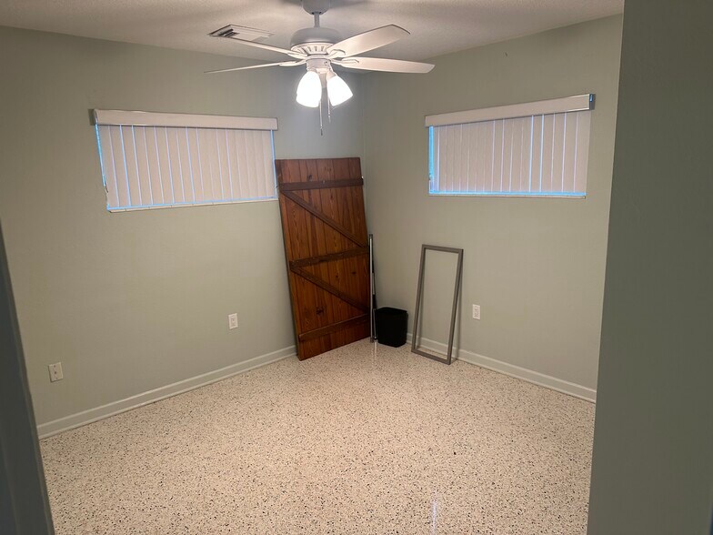 More Photos Of 3111 26th St W, Bradenton Flex For Sale