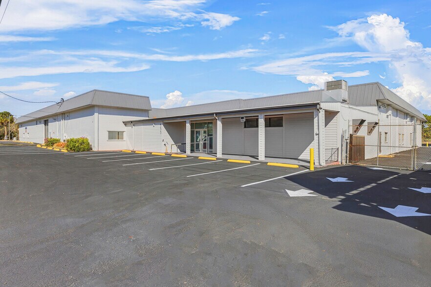 More Photos Of 657 NE Dixie Hwy, Jensen Beach Warehouse For Lease