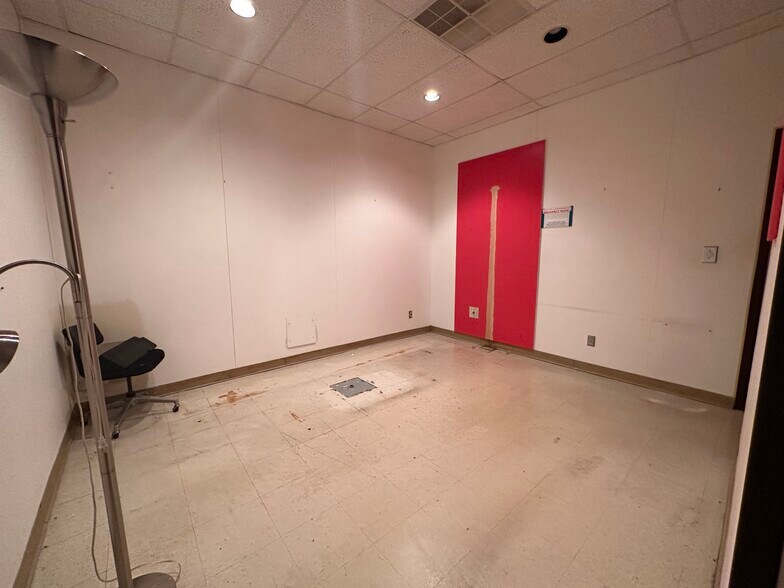 More Photos Of 811 N Macomb St, Monroe Office For Sale