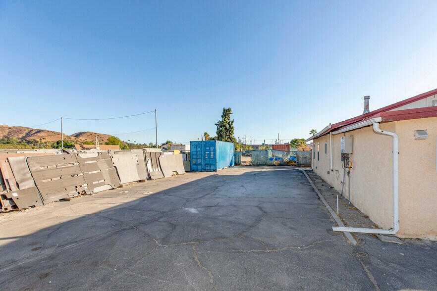 More Photos Of 9052-9058 Sunland Blvd, Sun Valley Office For Sale