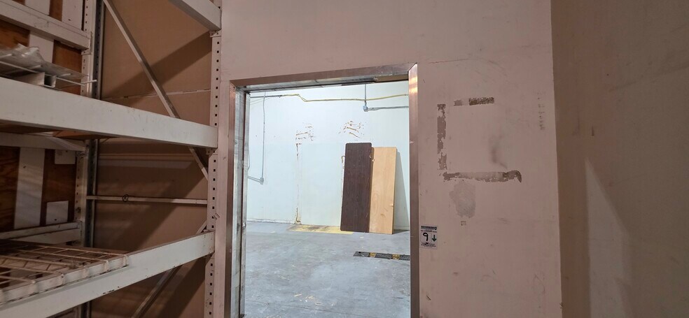 More Photos Of 7810 Kingspointe Pky, Orlando Warehouse For Lease