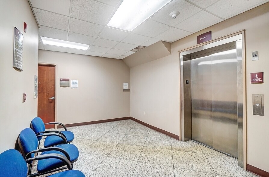 More Photos Of 916-920 W Market St, Lima Medical For Lease