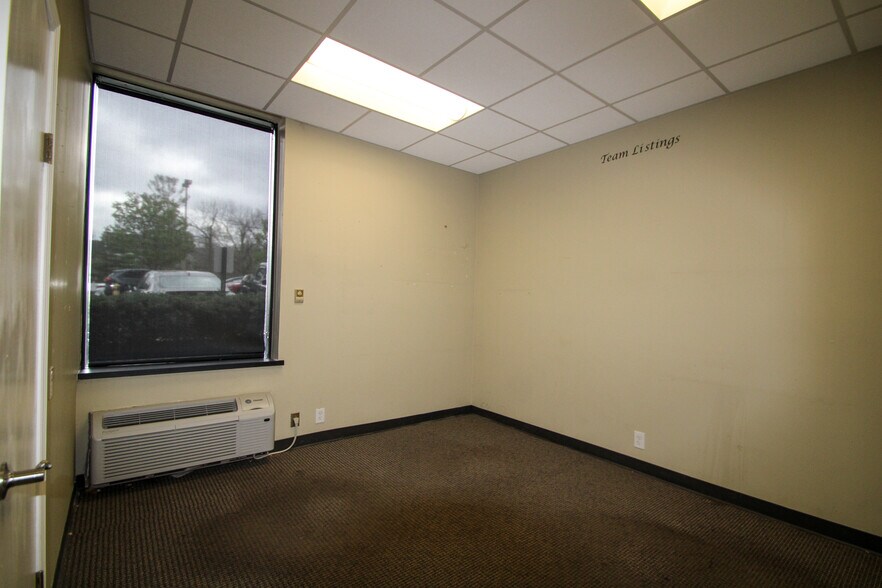 More Photos Of 9911 Shelbyville Rd, Louisville Office For Sale