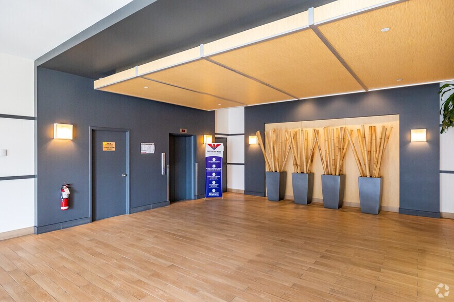 More Photos Of 8255 Av Mountain Sights, Montréal Office For Sale