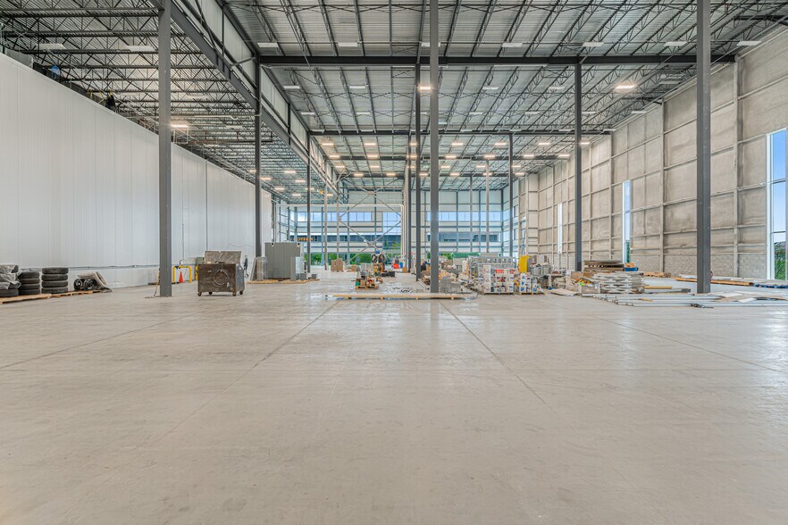 More Photos Of 3625 Av des Grandes-Tourelles, Boisbriand Manufacturing For Sale