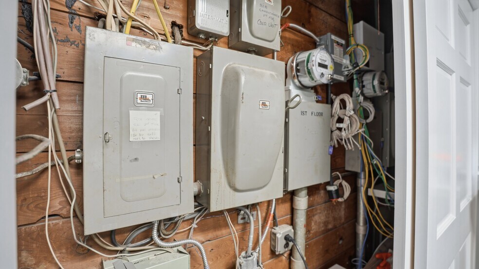 More Photos Of 18 Unqua Rd, Massapequa Loft Creative Space For Sale