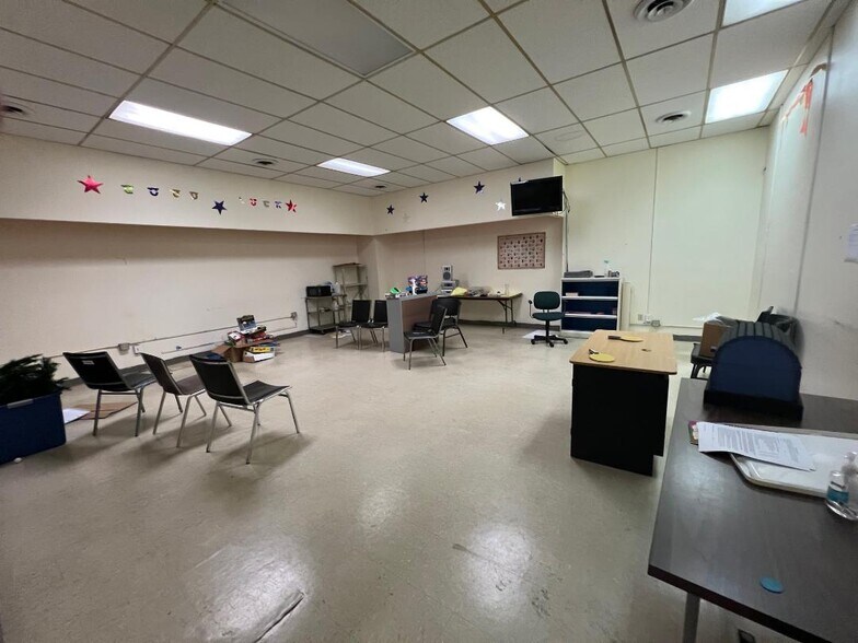 More Photos Of 625 8th St, Huntington Office For Lease