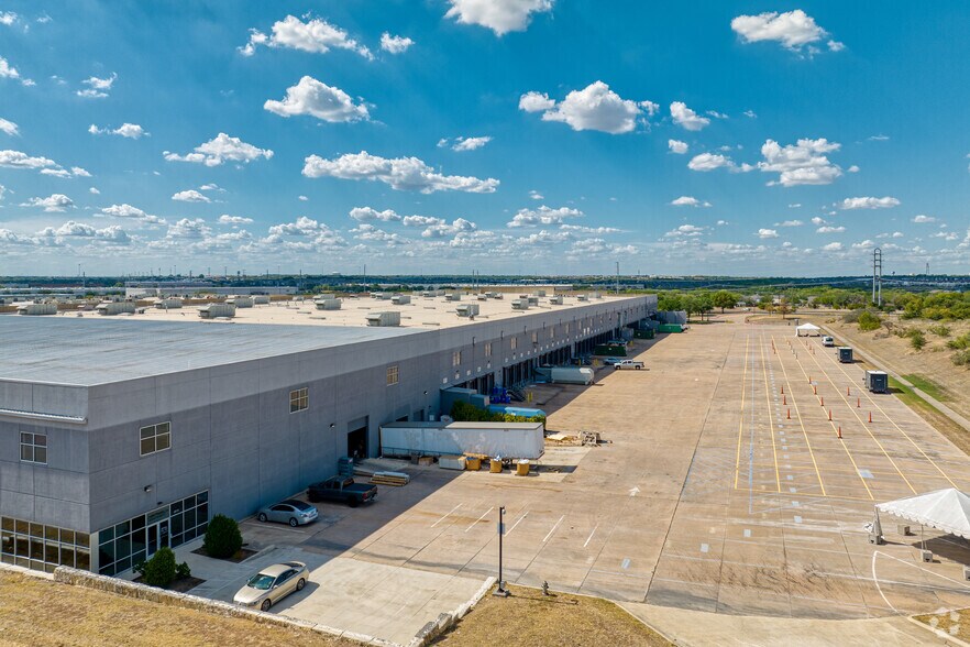 More Photos Of 201 W Howard Ln, Austin Light Distribution For Lease