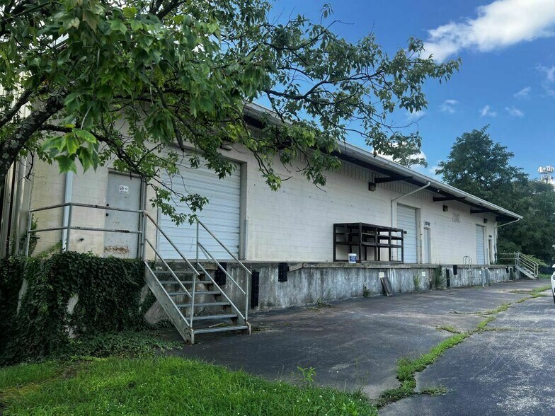 Primary Photo Of 2002 Centre Ave, Roanoke Cement Gravel Plant For Sale