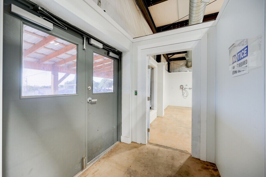 More Photos Of 1301 & 1307 Main St, Blanco Light Distribution For Sale