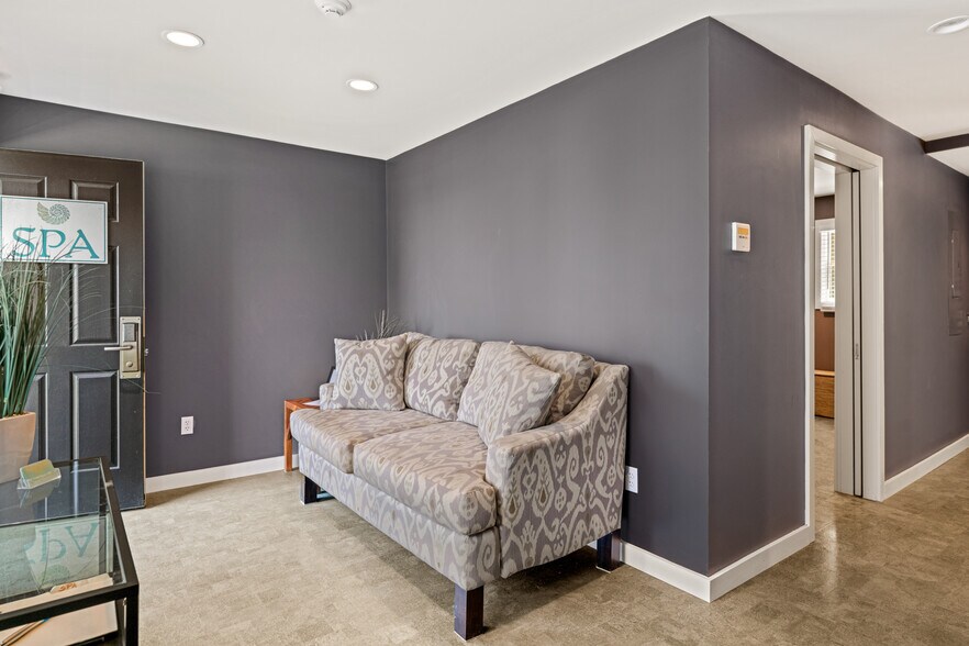 More Photos Of 105 Bradford Street Ext, Provincetown Hotel For Sale