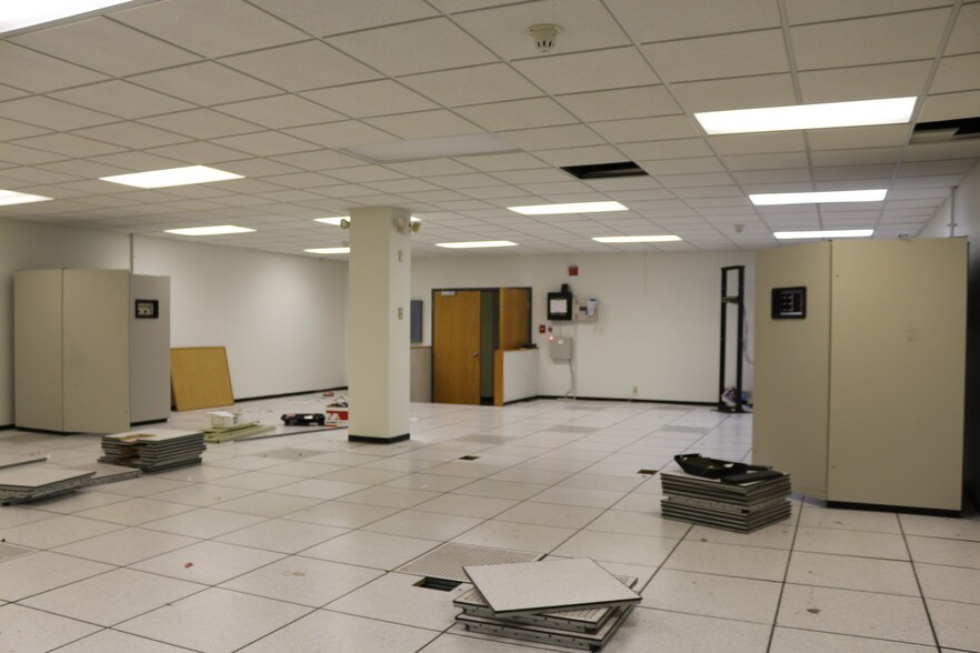 More Photos Of 300 W Jefferson St, Springfield Office For Lease