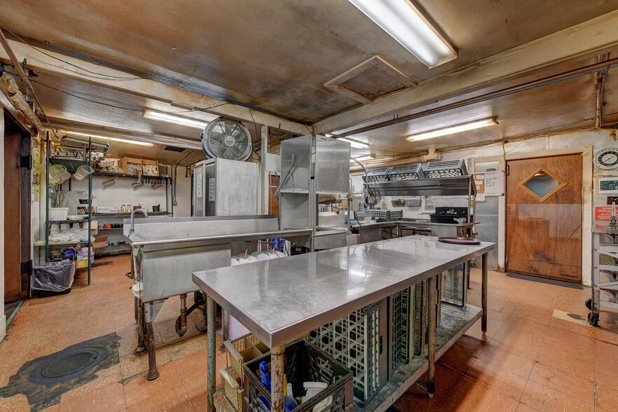 More Photos Of 650 N Main St, Sheffield Restaurant For Sale