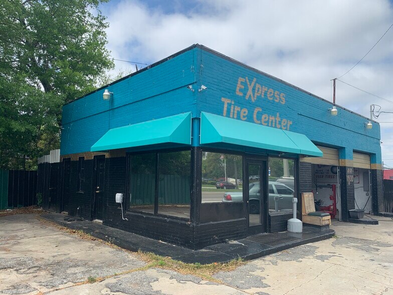 Primary Photo Of 5106 N Main St, Jacksonville Service Station For Sale