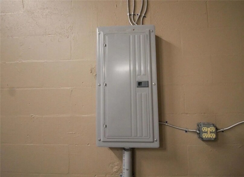 More Photos Of 114 W Myers Blvd, Mascotte Industrial For Sale