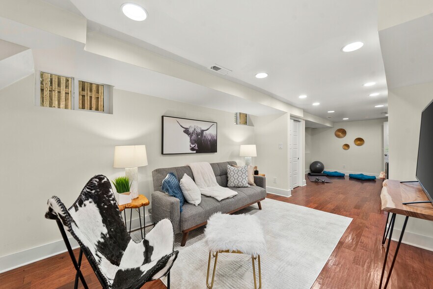 More Photos Of 1516 Cook St, Denver Light Distribution For Sale