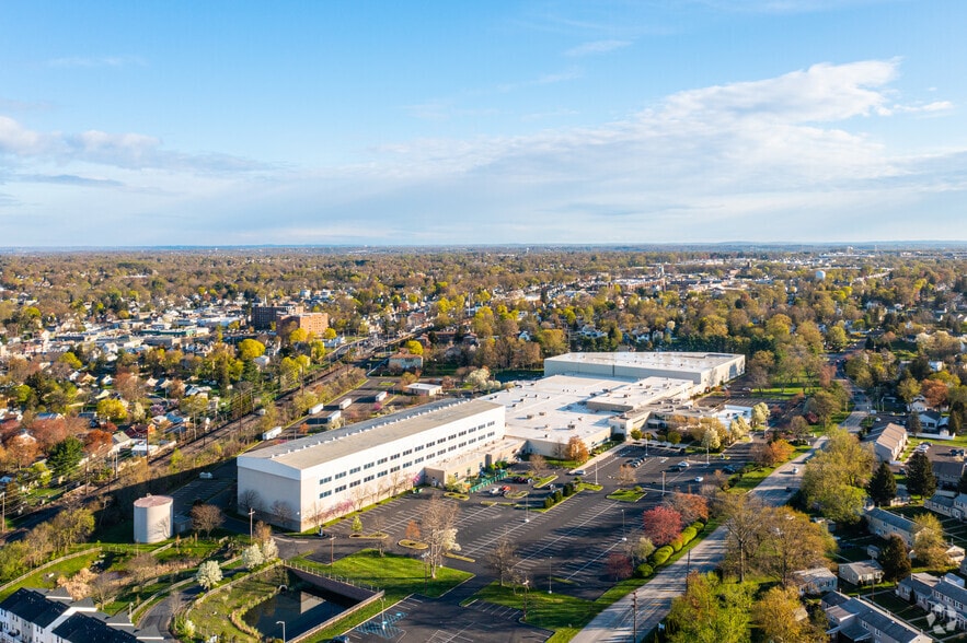 More Photos Of 330-339 S Warminster Rd, Hatboro Warehouse For Lease