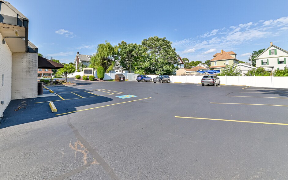 More Photos Of 508-512 N Jefferson st, New Castle Medical For Sale