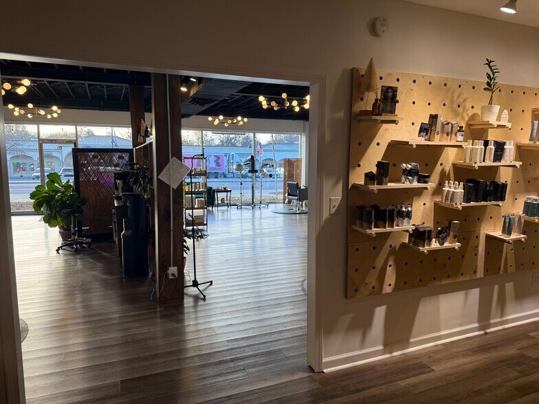 More Photos Of 5420 Johnson Dr, Mission Storefront Retail Office For Lease