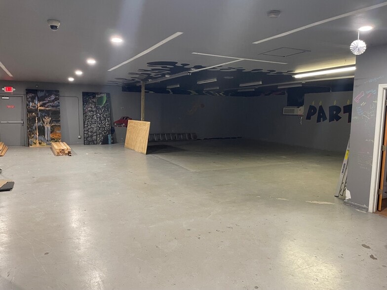 More Photos Of 211 Holiday Dr, Clarksville General Retail For Lease